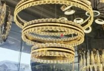 Nhận giao hàng và lắp đặt nhanh đèn chùm thiết kế kiểu dáng Châu Âu