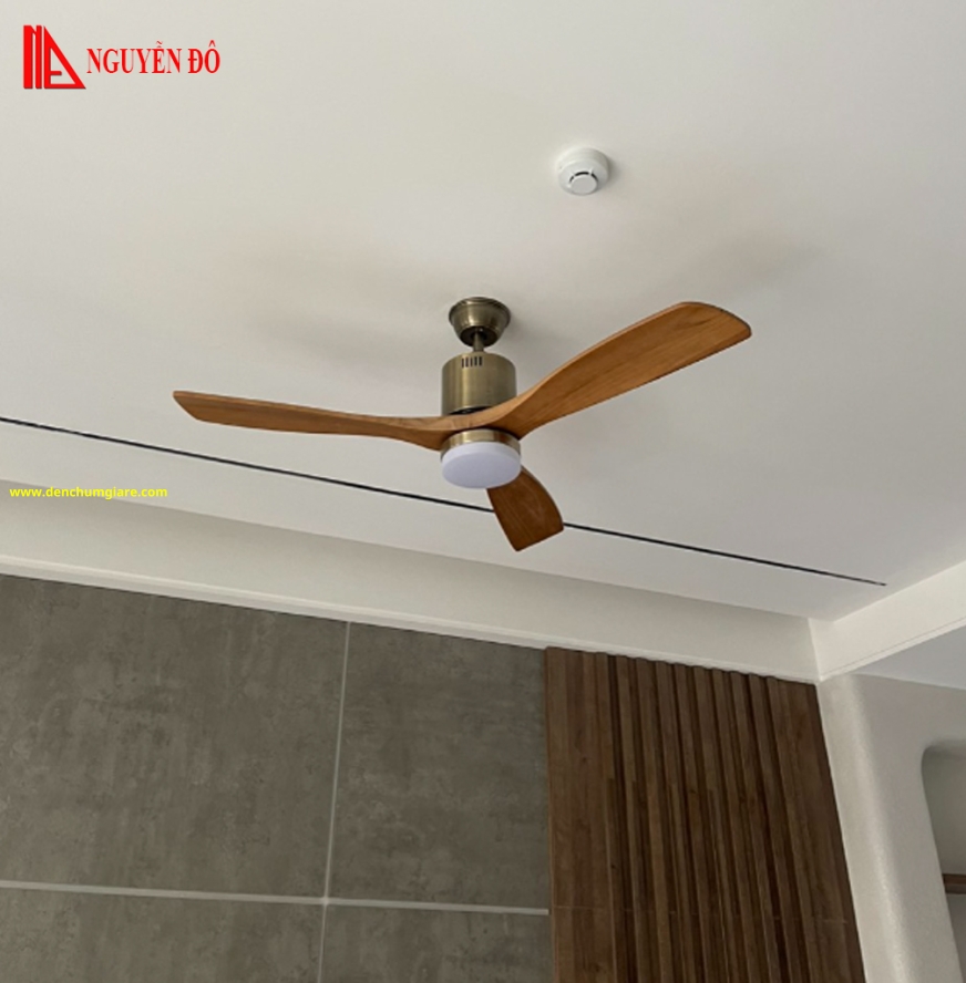 Quạt trần cánh gỗ có đèn QViFa - 01 công suất 40W, động cơ DC, đèn led 3 chế độ ánh sáng, điều khiển từ xa bằng Remote 