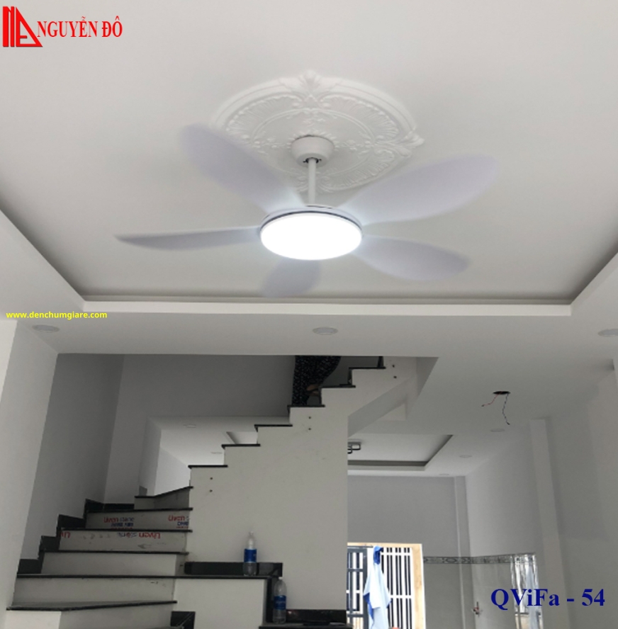 Quạt trần cánh nhựa có đèn QViFa - 54 công suất 40W, động cơ DC tiết kiệm điện, đèn led 3 chế độ ánh sáng, điều khiển từ xa bằng Remote