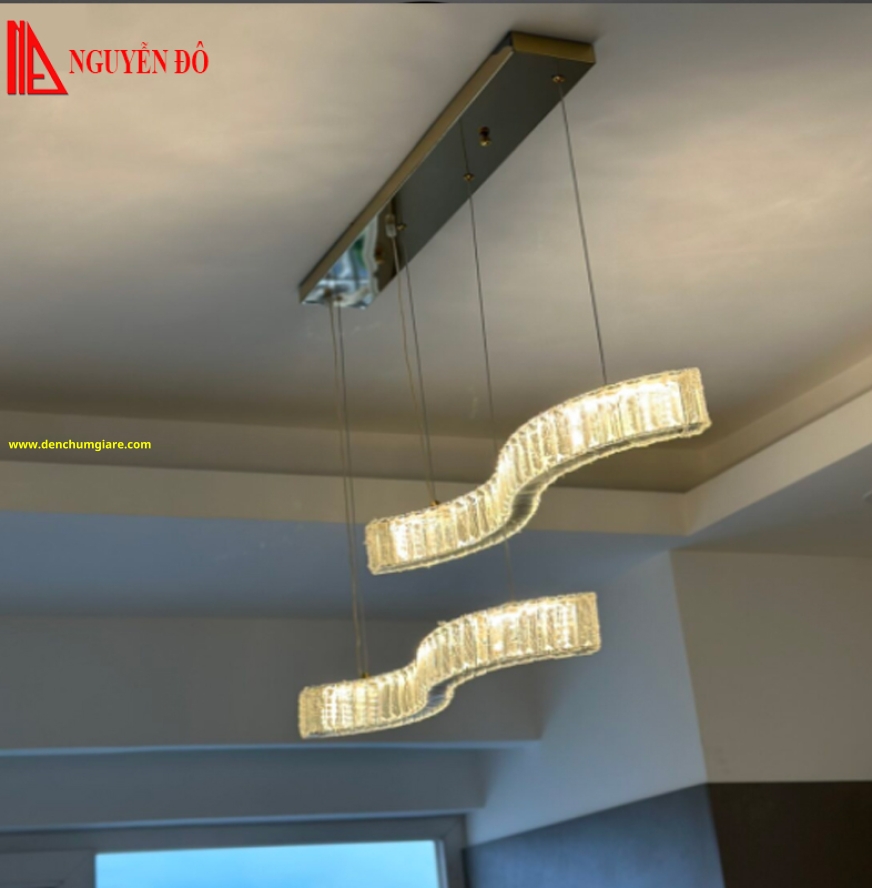 Đèn thả hiện đại, đèn thả pha lê TH-823-24, 3 chế độ ánh sáng, tạo hình bởi 2 thanh pha lê ngang gợn sóng